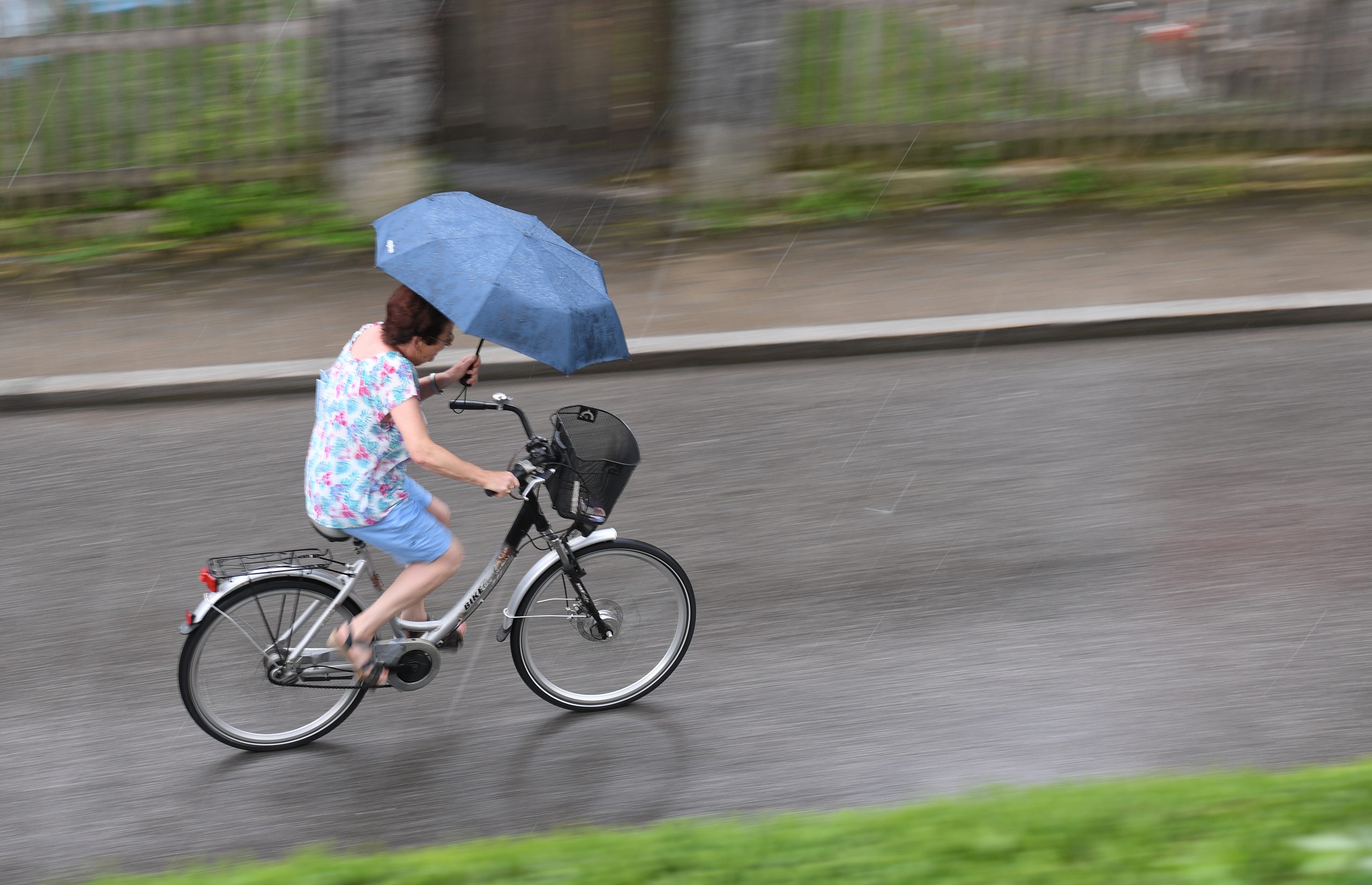 Frau mit Sommerkleid und Regenschirm