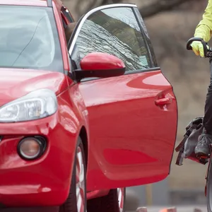 Radfahrer Autotür