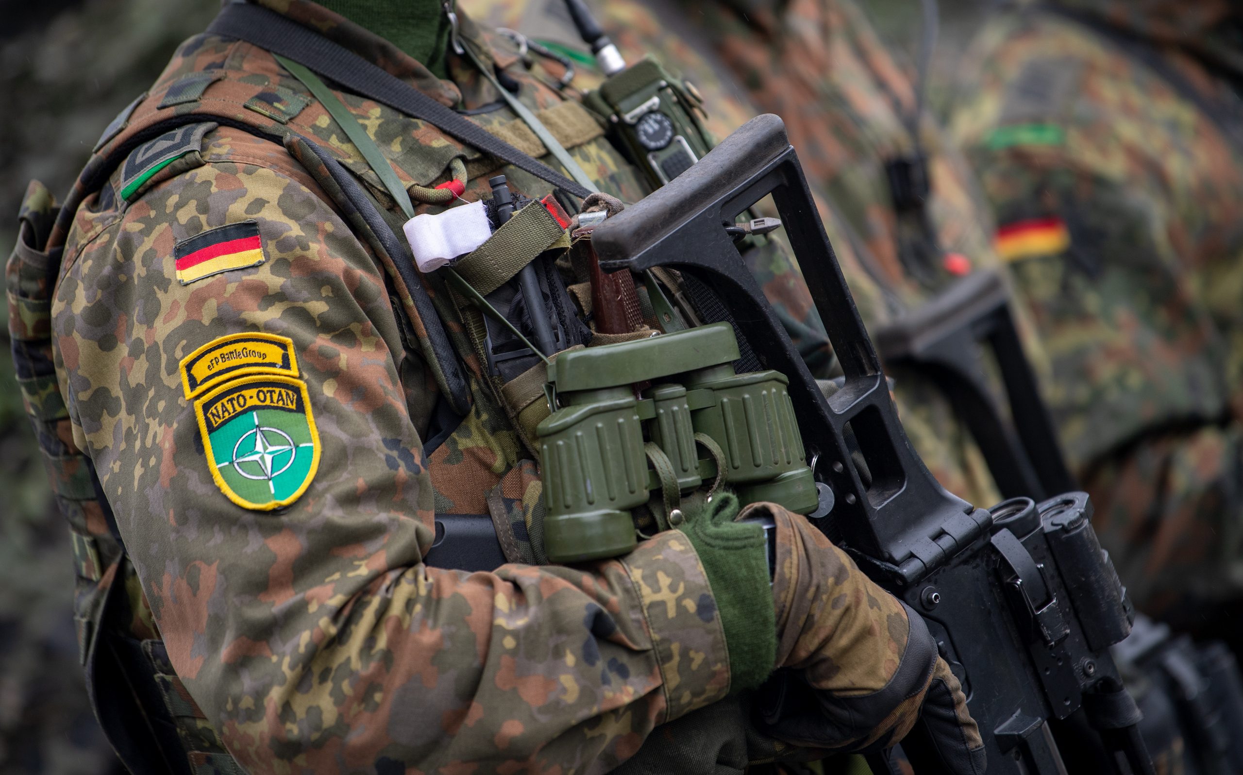 Bewaffnete Bundeswehrsoldaten in Tarnuniform.