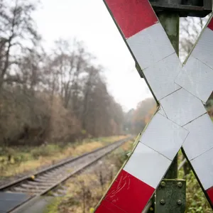 Bahngleise und im Vordergrund ein Andreaskreuz.