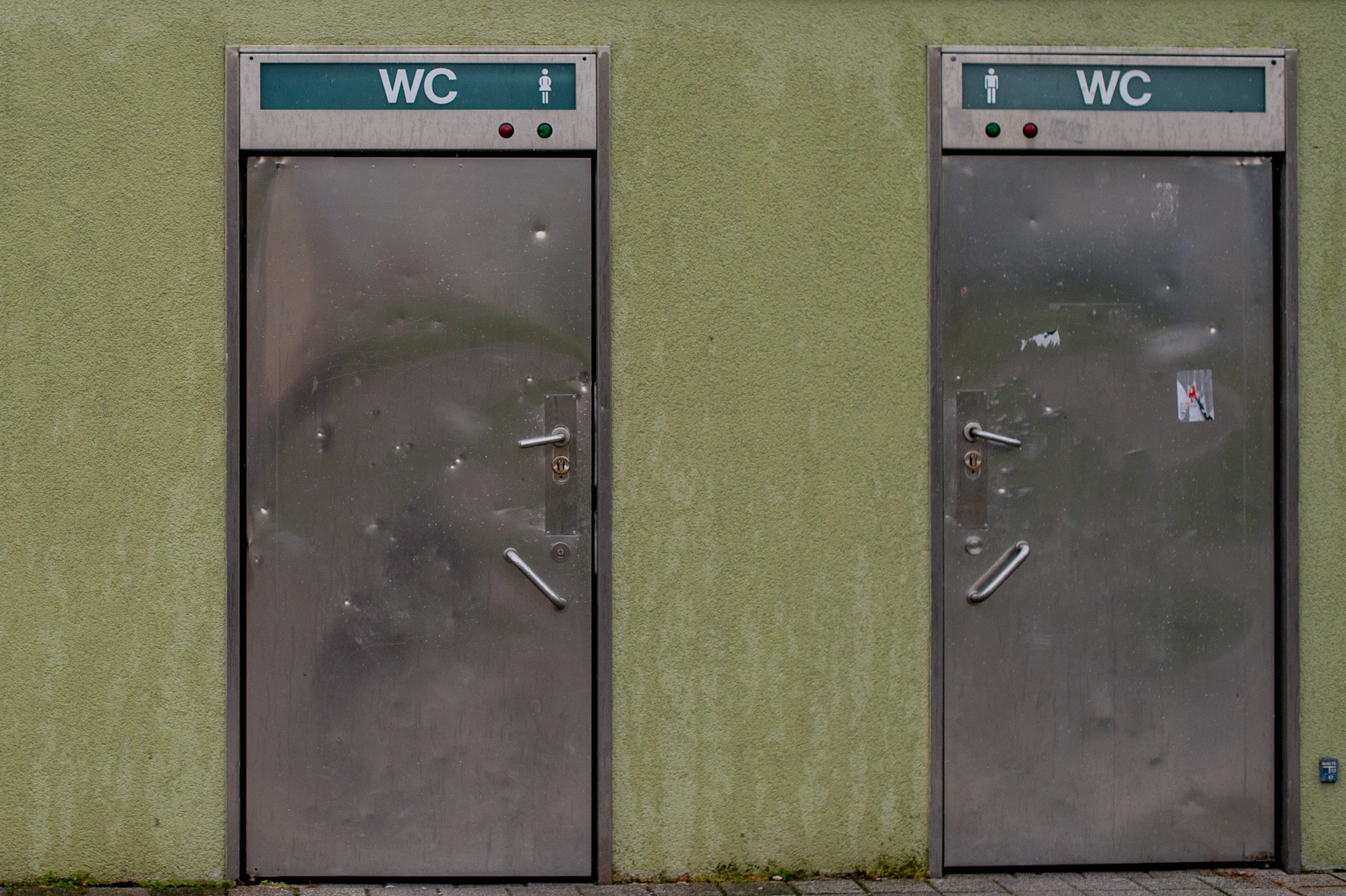Die Türen einer öffentliche Toilette (Symbolbild).