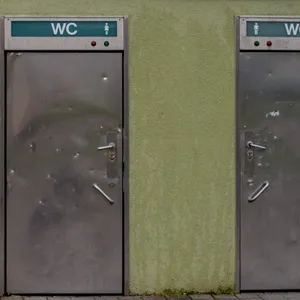 Die Türen einer öffentliche Toilette (Symbolbild).