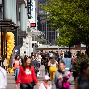 Die Hamburger Innenstadt soll sich wieder mit mehr Leben füllen so wie hier im vergangenen Frühjahr.