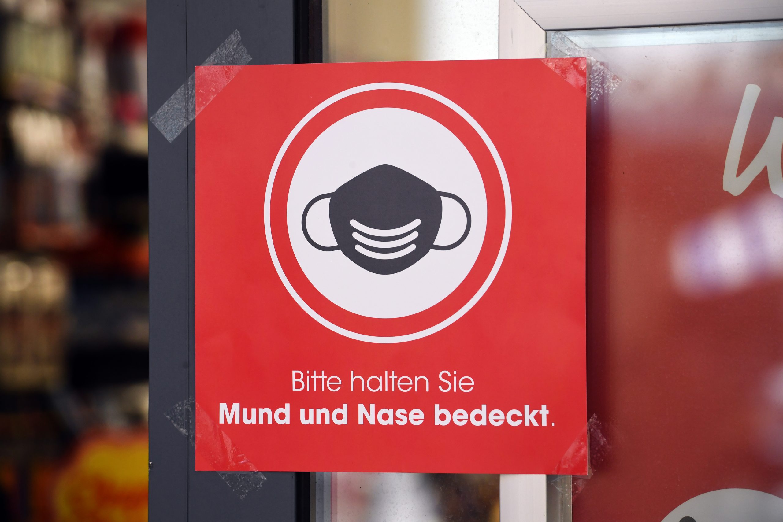 In Deutschland werden die Rufe nach einem Ende der Maskenpflicht lauter.