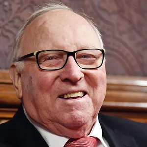 Nach gut überstandener Hüft-OP darf HSV-Legende Uwe Seeler wieder nach Hause.