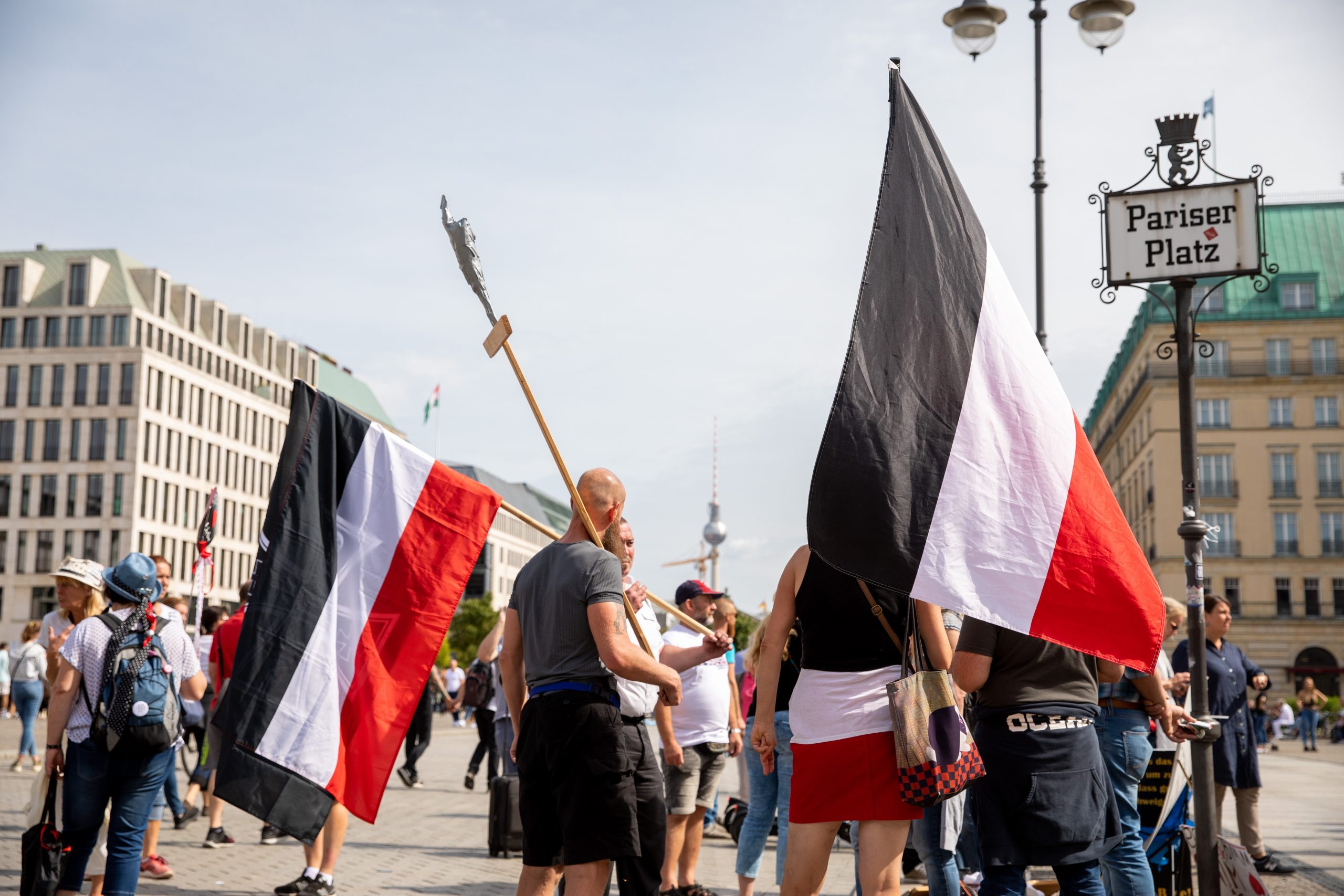 Personen mit Reichsflagge