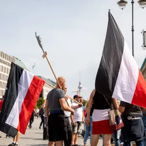 Personen mit Reichsflagge