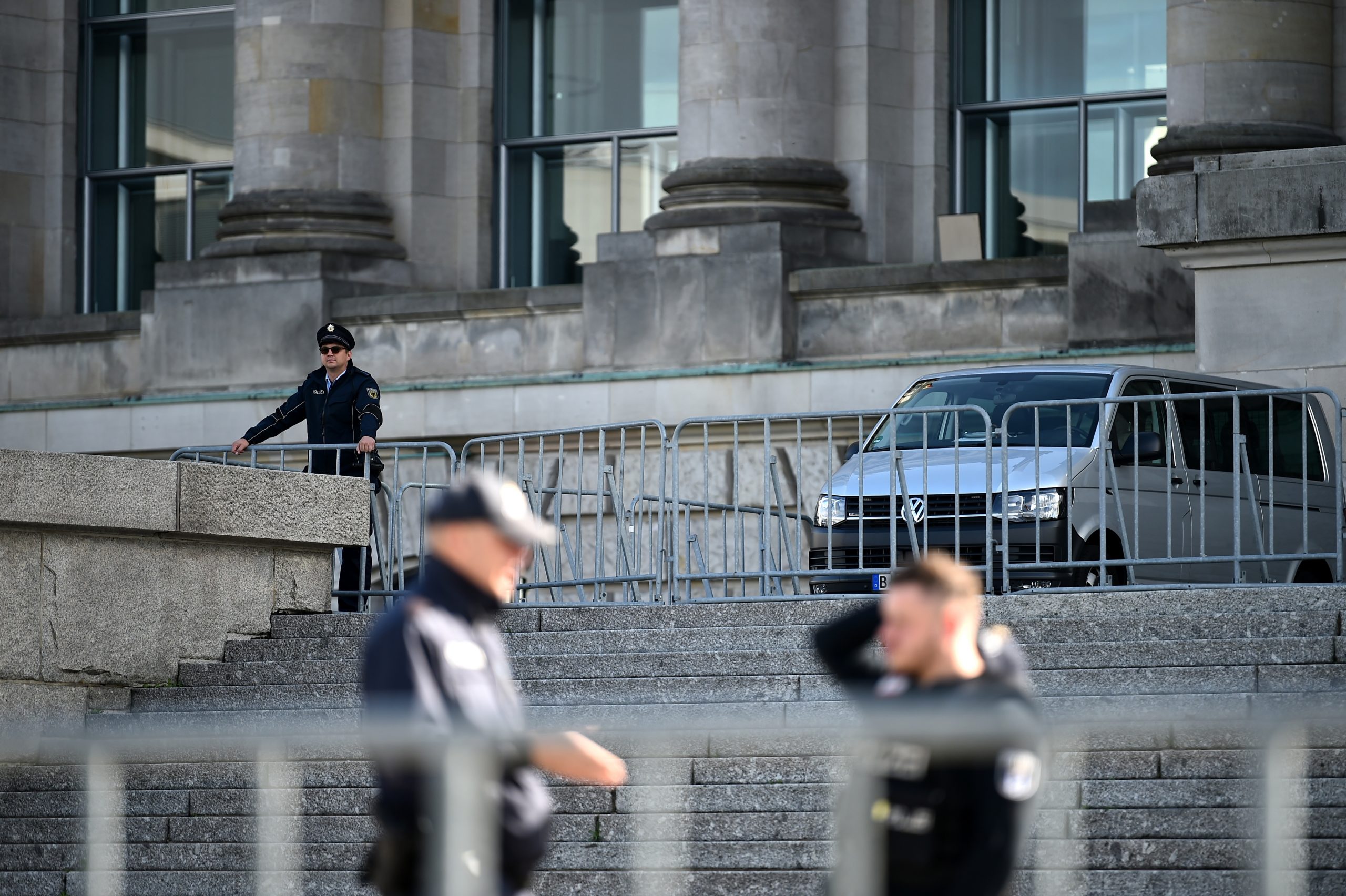 Polizisten vor dem Reichstagsgebäude.