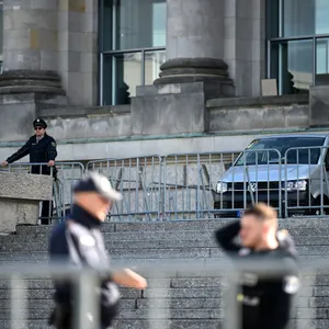 Polizisten vor dem Reichstagsgebäude.