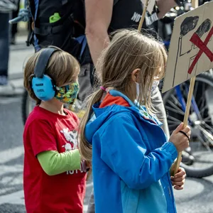 Kleine Teilnehmer der Fridays for Future Großdemonstration unter dem Motto „#KeinGradWeiter“ laufen mit einem Plakat mit dem Bild eines durchgestrichenen Industriebetriebs durch die Innenstadt. Erstmals seit Beginn der Corona-Pandemie hat Fridays for Future in Hamburg damit wieder zu einer Großkundgebung aufgerufen.