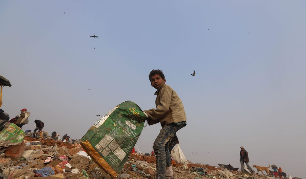 Weltweit müssen 160 Millionen Kinder arbeiten – wie hier auf einer Mülldeponie in Indien