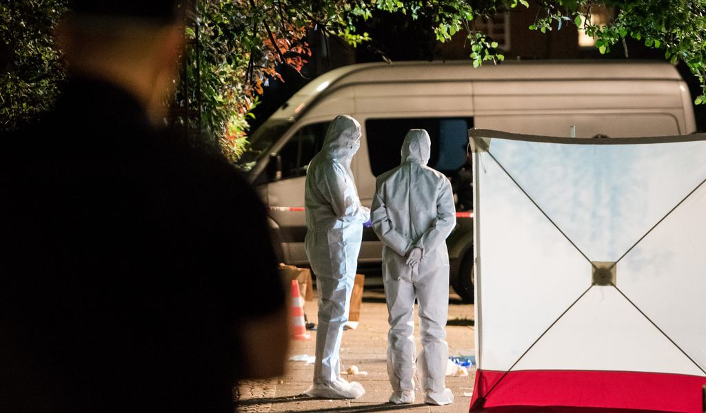 Polizisten untersuchen in Lohbrügge den Tatort. Dort fielen 2019 tödliche Schüsse auf einen 26-Jährigen.