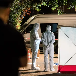 Polizisten untersuchen in Lohbrügge den Tatort. Dort fielen 2019 tödliche Schüsse auf einen 26-Jährigen.