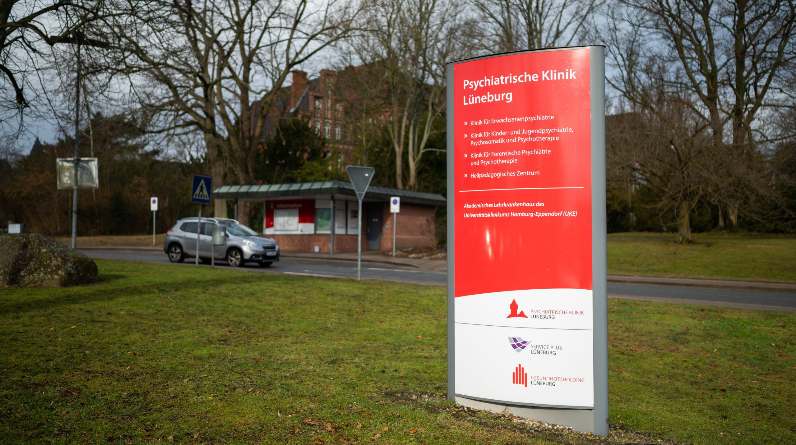Ein Schild der Psychiatrischen Klinik in Lüneburg.