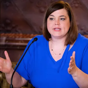 Katharina Fegebank spricht auf einer Landespressekonferenz im Kaisersaal im Rathaus.