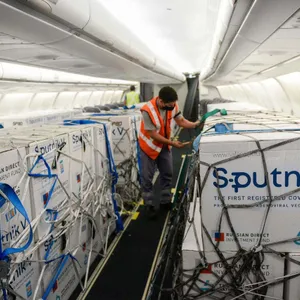Ein Mitarbeiter verlädt Sputnik V-Impfstoff