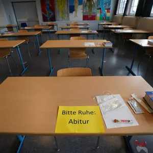 Ein Zettel mit der Aufschrift „Bitte Ruhe: Abitur“ auf einem Tisch
