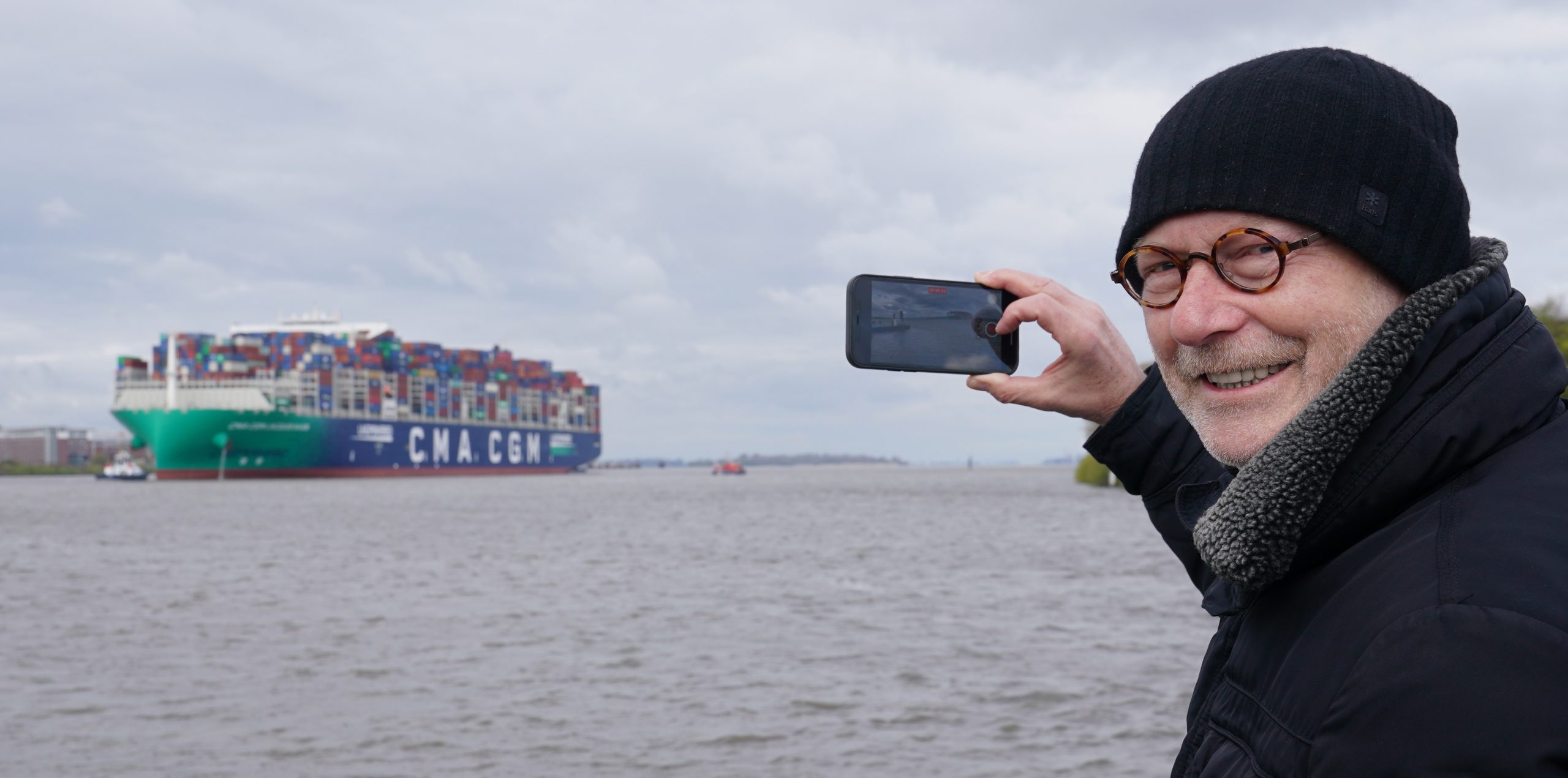 Michael Westhagemann, im Hintergrund ein Containerschiff