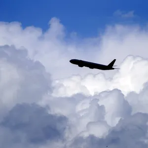 Ein Flugzeug vor Wolken