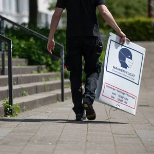 An einigen Orten in Hamburg ist die Maskenpflicht bereits abgeschafft worden. (Symbolbild)