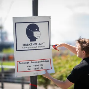 Hamburg hebt die Maskenpflicht im Freien auf. (Symbolbild)