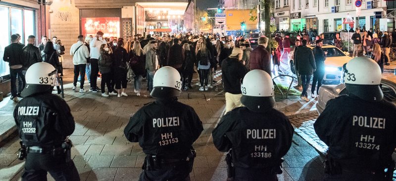 Polizisten treiben Besucher aus dem Schanzenviertel.