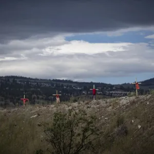 Kinderkleider hängen an Kreuzen nahe des Fundortes in Kanada.