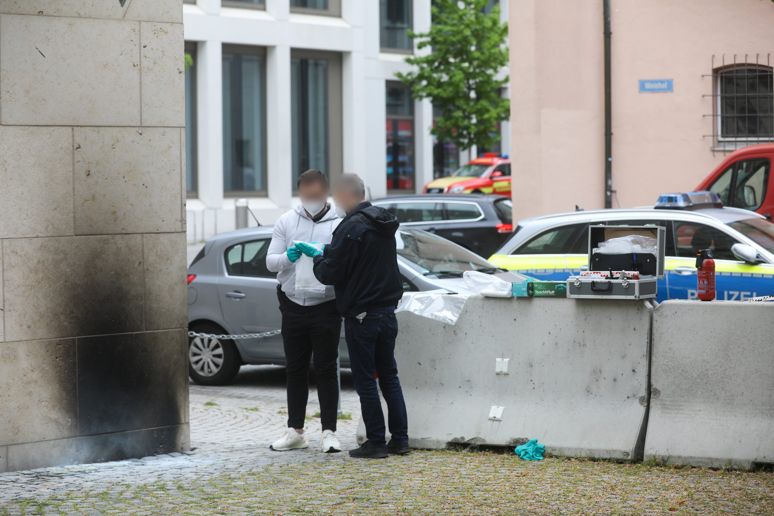 Nach dem Brandanschlag: Ermittler der Polizei vor der Synagoge in Ulm