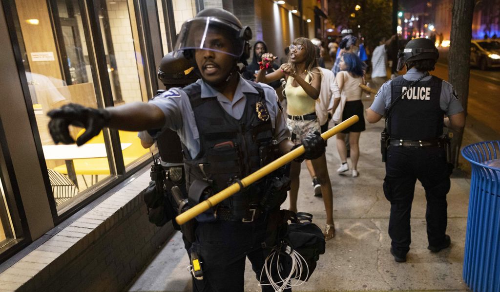 Polizisten und Demonstrierende gerieten in Minneapolis aneinander.