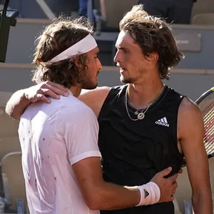 Stefanos Tsitsipas umarmt Alexander Zverev nach dem Spiel