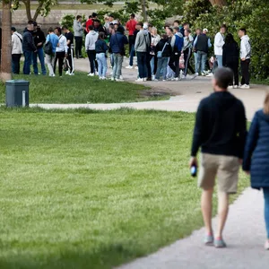 Viele Menschen haben sich am Samstagabend wieder in Hamburger Parks versammelt.