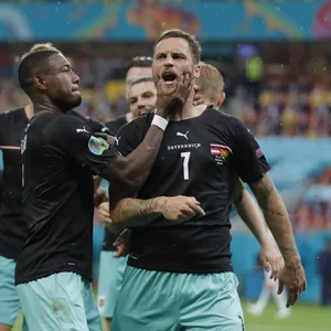 Torjubel: Alaba versucht Arnautovic den Mund zu zuhalten