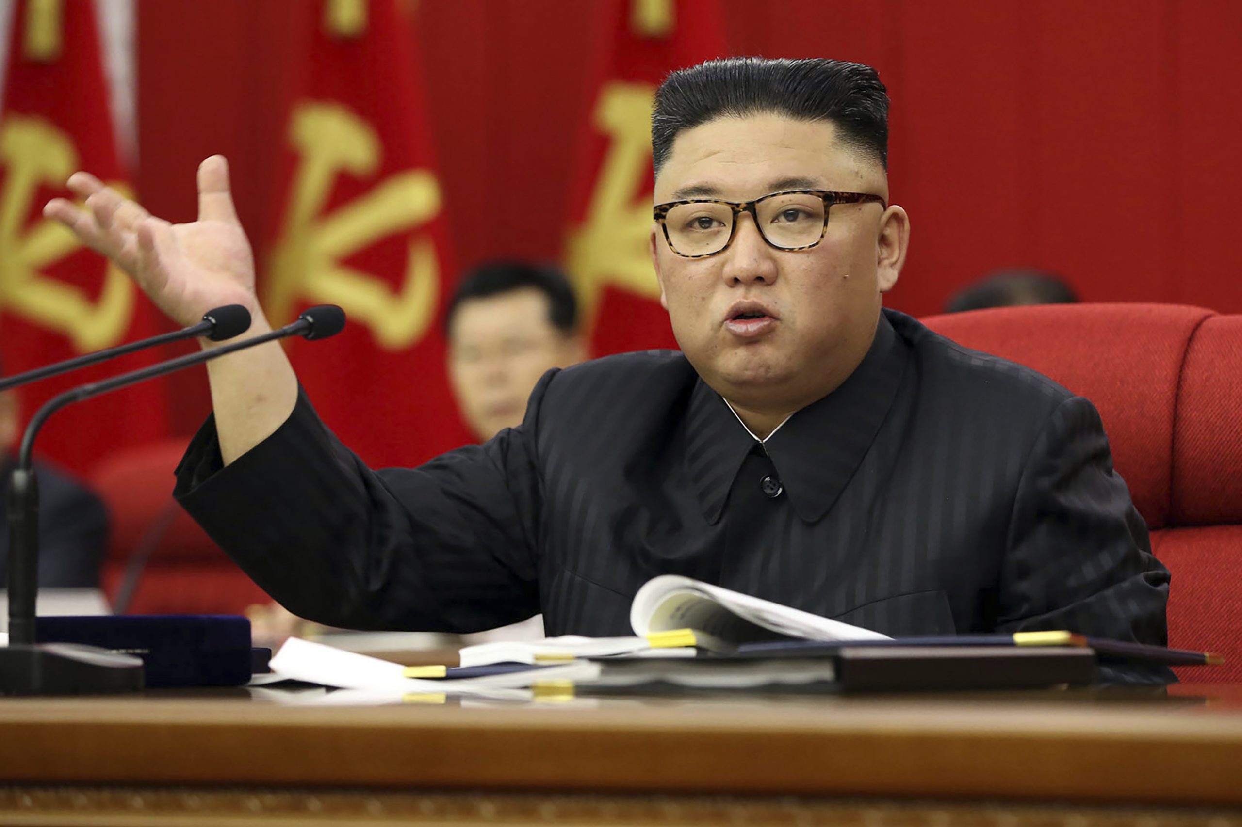 Kim Jong Un spricht auf einer Versammlung seiner Arbeiterpartei.