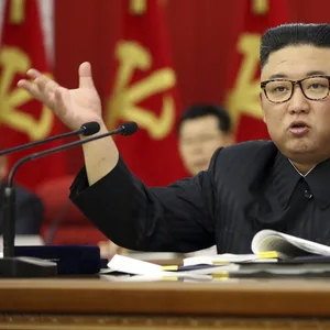 Kim Jong Un spricht auf einer Versammlung seiner Arbeiterpartei.