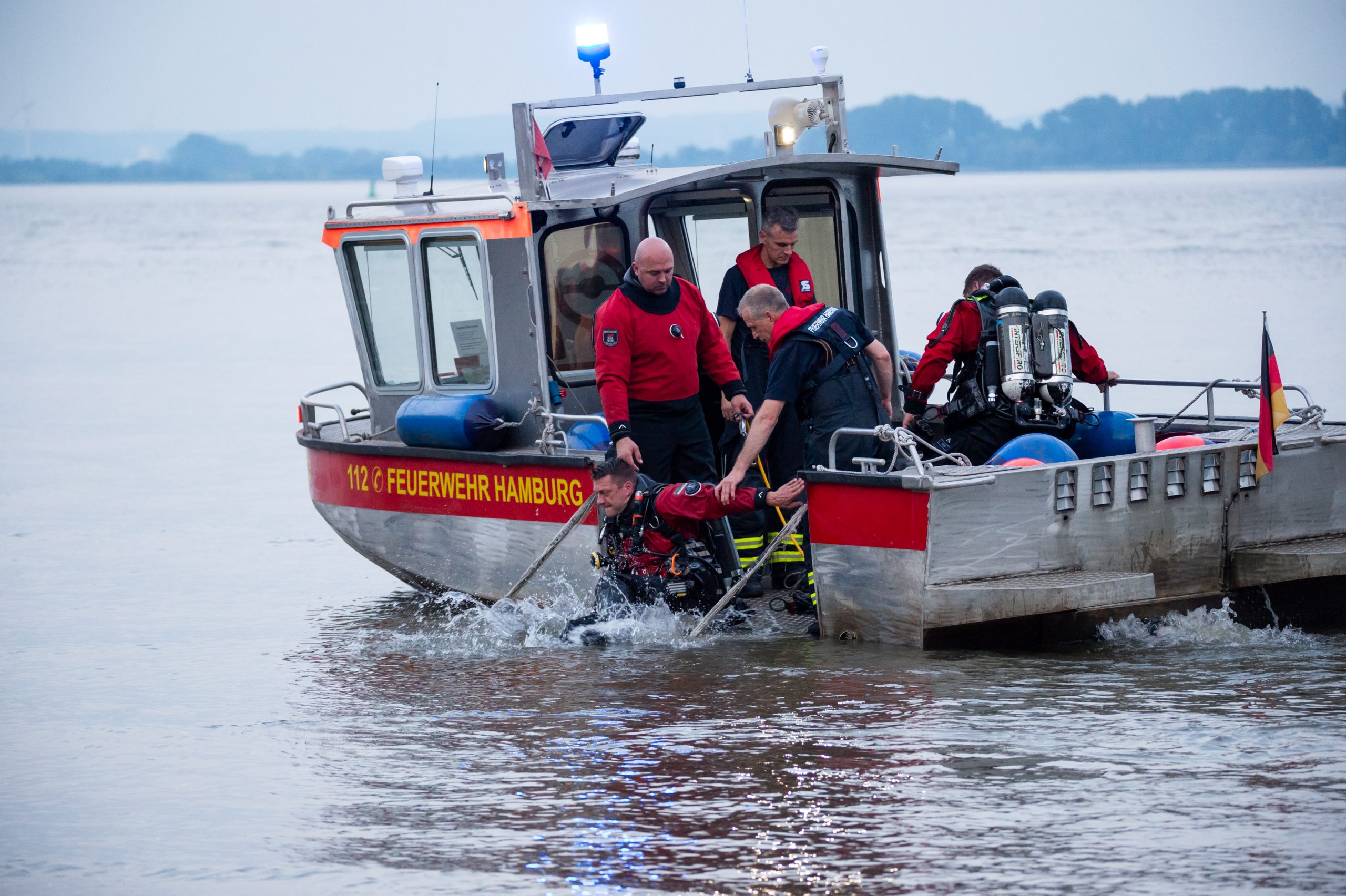 Die Hamburger Feuerwehr suchte am Freitagabend auf der Elbe nach dem vermissten 15-Jährigen.