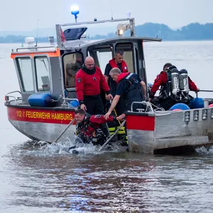 Die Hamburger Feuerwehr suchte am Freitagabend auf der Elbe nach dem vermissten 15-Jährigen.