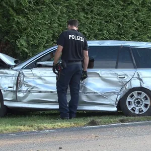 Ein Polizist begutachtet den Unfallwagen