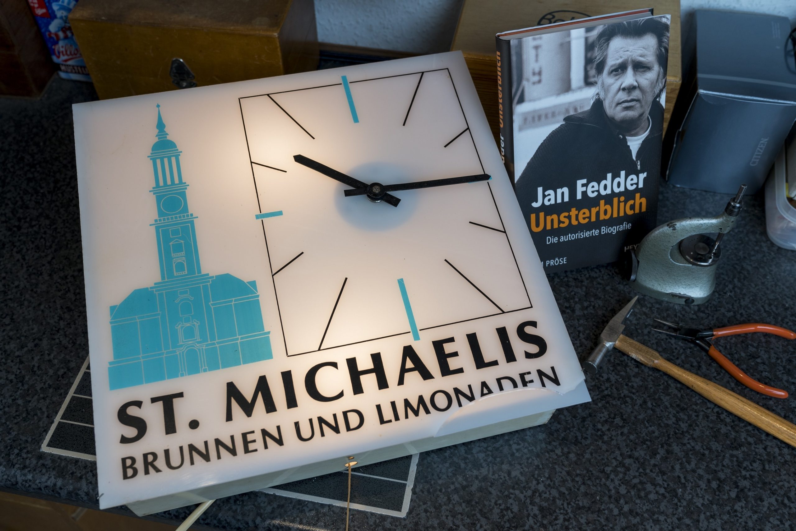 Eine Küchenuhr aus dem Nachlass des 2019 verstorbenen Hamburger Schauspielers Jan Fedder.