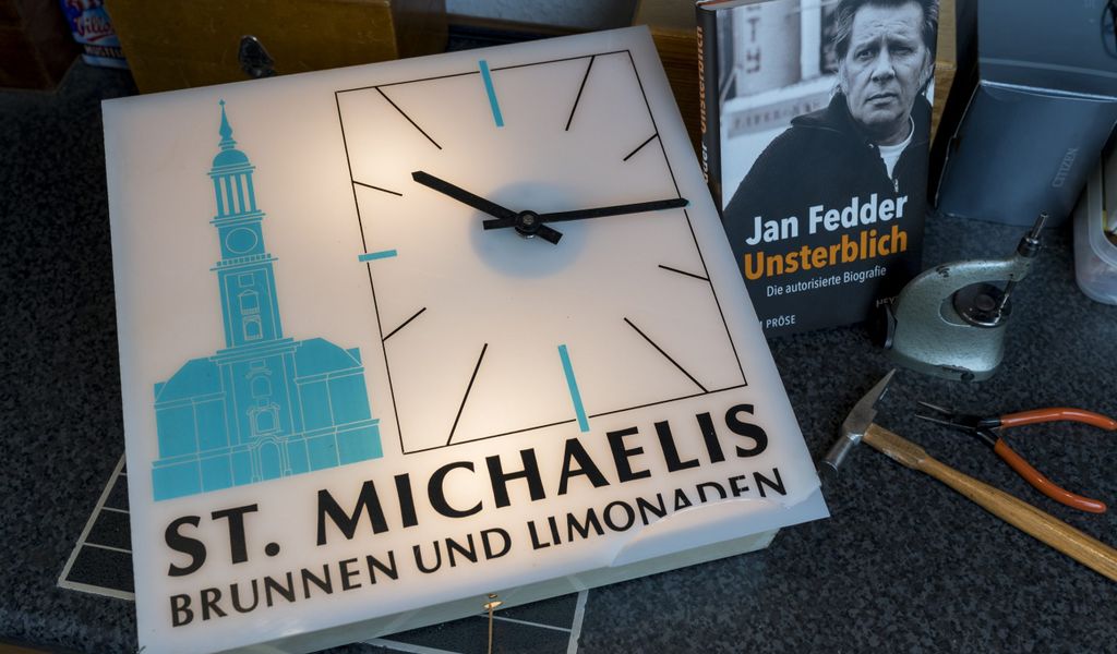 Eine Küchenuhr aus dem Nachlass des 2019 verstorbenen Hamburger Schauspielers Jan Fedder.