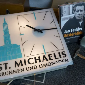 Eine Küchenuhr aus dem Nachlass des 2019 verstorbenen Hamburger Schauspielers Jan Fedder.