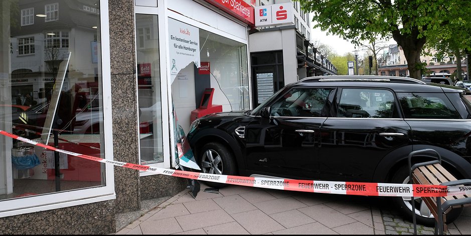 Ein gewohntes Bild in der Waitzstraße: Ein Auto ist in eine Schaufensterscheibe gekracht.