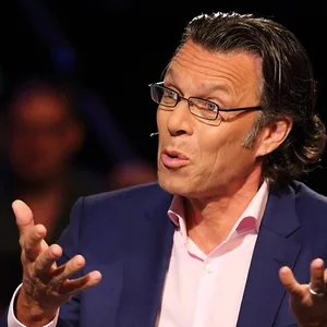 Urs Meier gestikuliert