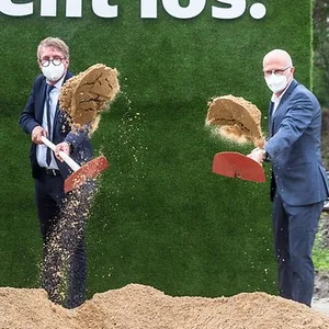 Daniel Günther (CDU), Ministerpräsident Schleswig-Holsteins, Andreas Scheuer (CSU), Bundesverkehrsminister, Ronald Pofalla, DB-Infrastrukturvorstand, und Peter Tschentscher (SPD), Erster Bürgermeister Hamburgs, starten mit einem symbolischen Spatenstich den Baubeginn der neuen S-Bahnlinie S4.