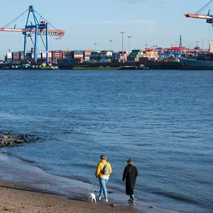Spaziergänger an der Elbe. (Archivbild)