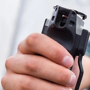 Ein Mann hält eine Pfefferspray-Dose in der Hand.