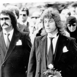 Die  Kiez-Größen Harry Voerthmann (l.) und „Beatle“ Vogeler 1982 bei der Beerdigung des „Schönen Mischa“ in Ohlsdorf.