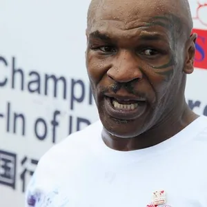 Mike Tyson schlägt zu.