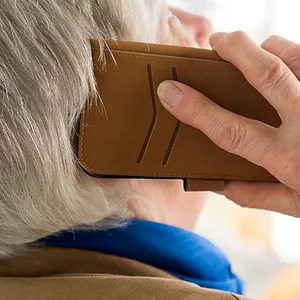 Eine Seniorin am Telefon