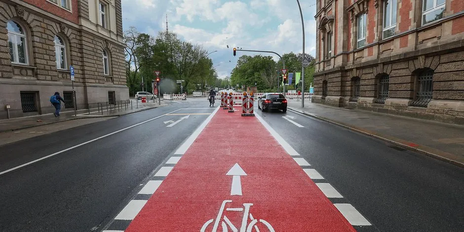 Eine der Fahrradweichen in Hamburg auf der Jungiusstraße. Inzwischen wurde sie rot gefärbt.