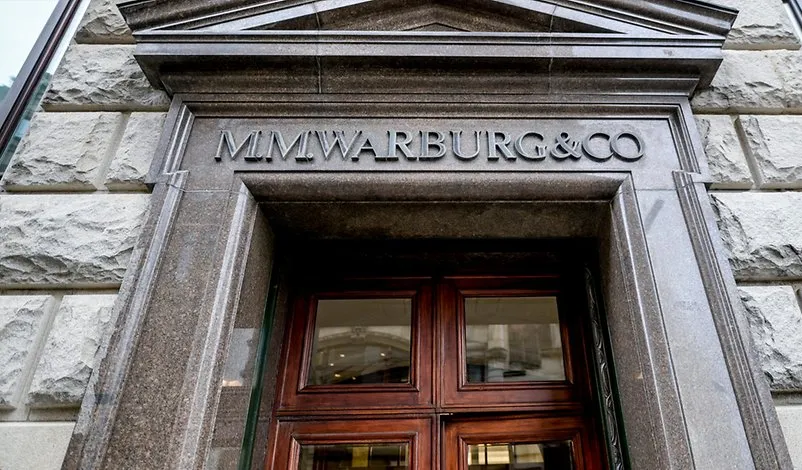 Der Schriftzug „M.M. Warburg & Co“ ist in großen Lettern über dem Haupteingang des Bankgebäudes zu lesen.